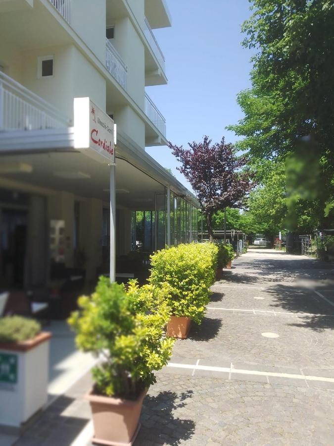 B&B - Meuble' - Hotel " Cordiale " Misano Adriatico Exterior photo