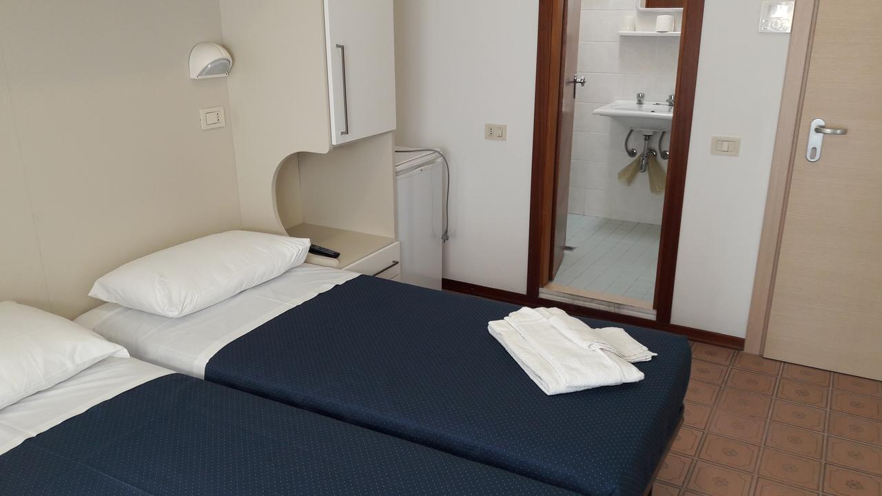 B&B - Meuble' - Hotel " Cordiale " Misano Adriatico Exterior photo